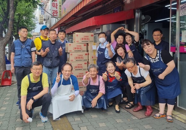  중복맞이 삼계탕 나눔행사(나눔축산운동본부 제공)