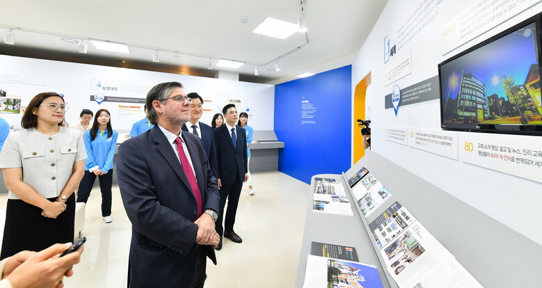 폴 두클로스 주한 페루 대사가 ‘진심, 아버지를 읽다’展(아버지전)을 관람했다. 아버지전은 지역민들과 각계각층의 호평 속에 누적 방문객 17만8000명을 기록했다.
