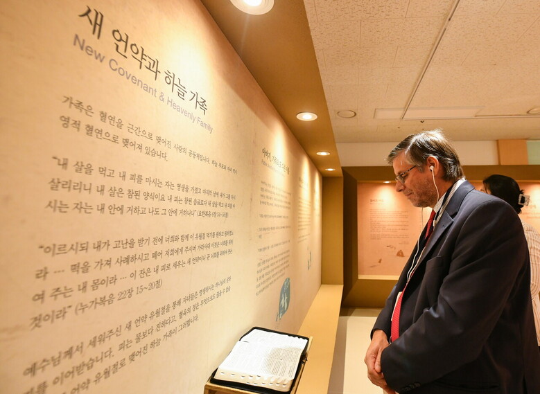 ‘수원권선호매실 하나님의 교회’에서 ‘Media’s Views’ 전시회를 관람 중인 폴 두클로스 주한 페루 대사.