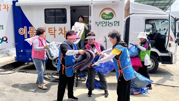 박민숙 농가주부모임전국연합회장(오른쪽 두번째), 김연숙 고향주부모임중앙회장(맨 왼쪽), 김민자 지역사회공헌부장(맨 뒤) 및 클린봉사단 회원들은 1일 전북 익산시 수해피해농가를 방문해 복구지원 일손돕기를 실시했다(농협 제공)