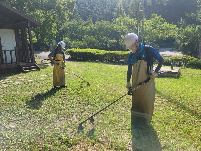 국립희리산자연휴양림은 쾌적한 휴양서비스 제공을 위하여 이른아침 환경정비를 하고 있다.