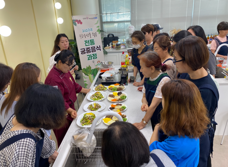 2023년 우리 농산물 활용 전통 궁중음식과정 실습 사진 및 2022년 계절음식 과정 실습 사진 (인천시 제공)