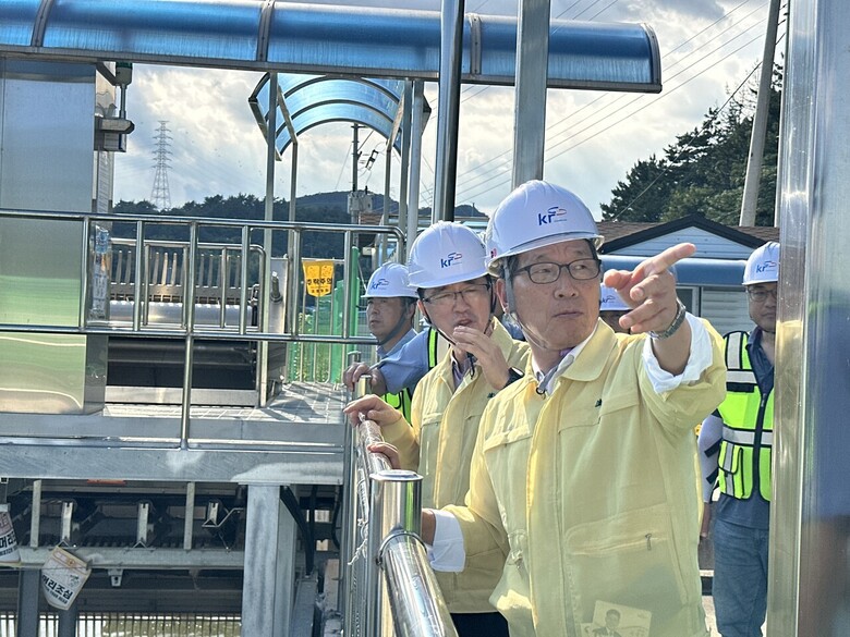 이병호 한국농어촌공사 사장이 경남 고성군 두호배수장 및 경남 관내 시설물 현장을 점검하고 있다.