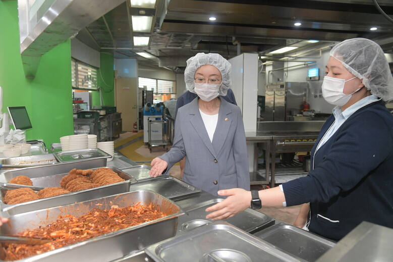 8일 식약처 오유경 처장이 인천대학교에 마련된 잼버리대회 참가자들의 대피시설 내 급식시설을 점검하고 있다.  