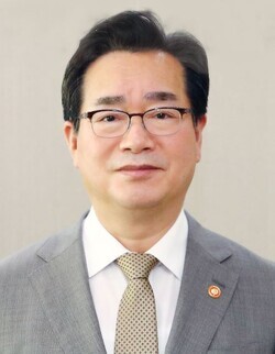             농림축산식품부 장관 정황근