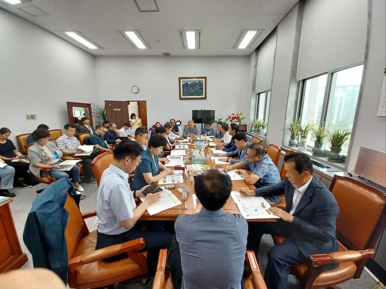 한국화훼자조금협의회는 지난 18일 국회에서 국민의힘 김도읍 의원실과 '대한민국 화훼산업 발전을 위한 ‘수입 꽃•조화 검역시스템 개선과 효율적인 과세를 위한 제안' 정책간담회를 개최했다.