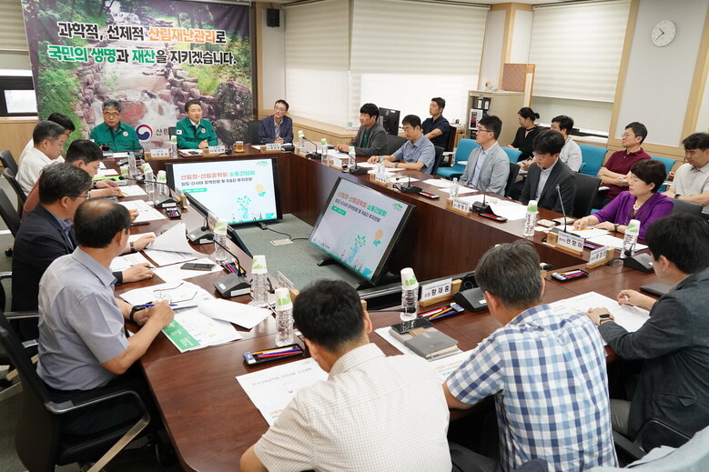 남성현 산림청장이 22일 정부대전청사 산림청에서 산림공학회, 산지보전협회 등 관계자들과 소통 간담회를 열고 산사태 및 임도 정책 방안에 대해 논의하고 있다.(산림청 제공)