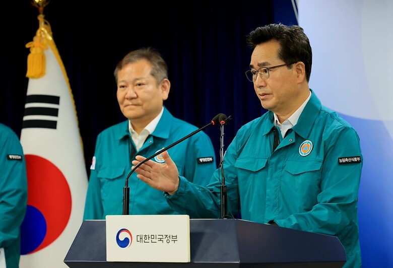 이상민 중앙재난안전대책본부장과 정황근 농림축산식품부 장관이 지난 23일 정부서울청사 브리핑실에서 농가의 주생계수단인 농축산물 피해 지원금 상향·확대 방안을 발표하고 있다. (농식품부 제공)
