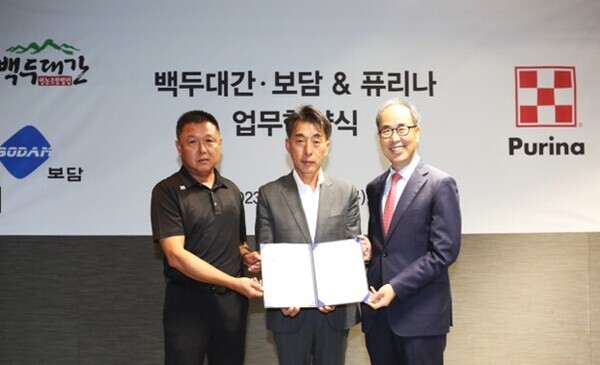 업무협약식 좌로부터 농가협의회 최성원 대표(양지농장), 백두대간 김도영 대표, 퓨리나사료 박용순 대표