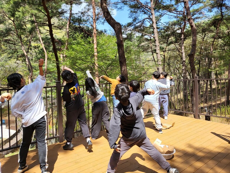 탄소중립 확산을 위한 ‘씨앗 폭탄 날리기’ 프로그램 운영(한국산림복지진흥원 국립나주숲체원 제공)