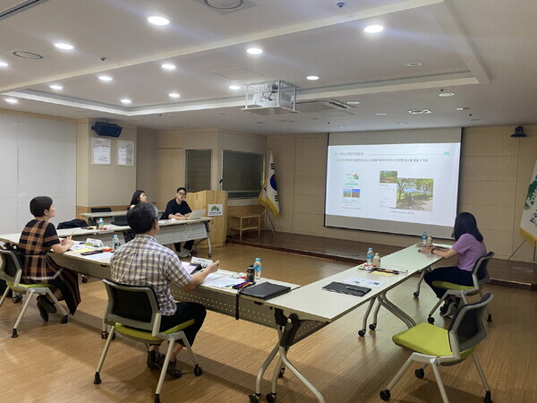 지난 21일 대전 서구 둔산동 한국산림복지진흥원 대회의실에서 전문가와 창업대회 수상자가 ‘2023년 산림 공공·빅데이터 활용 창업경진대회’의 후속 조치로 창업 멘토링을 진행하고 있다. (한국산림복지진흥원 제공)
