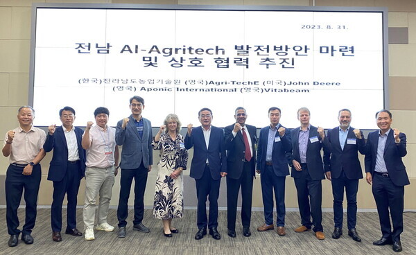 중앙 박홍재 원장, 중앙 오른쪽 무쿨 바르시니(Mukul Varshney) 존디어 아태지역 부사장, 중앙 왼쪽 벨린다 클라크(Belinda Clarke) 애그리테크이사 (전라남도농업기술원 제공)