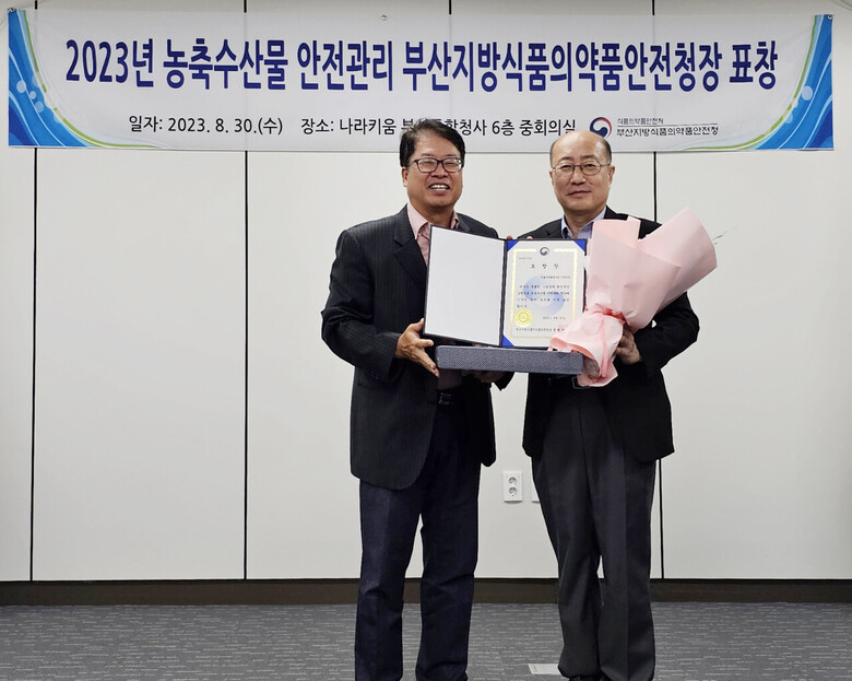  좌) 부산식품의약품안전청장 홍헌우, 우) 서울우유 거창공장장 정용화(서울우유 제공)
