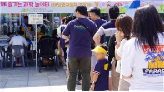 인천시사회서비스원 부평구육아종합지원센터는 지난 2일 부평아트센터 광장에서 200가정과 함께 ‘부평구육아종아 부탁해’를 열었다.(인천시청 제공)