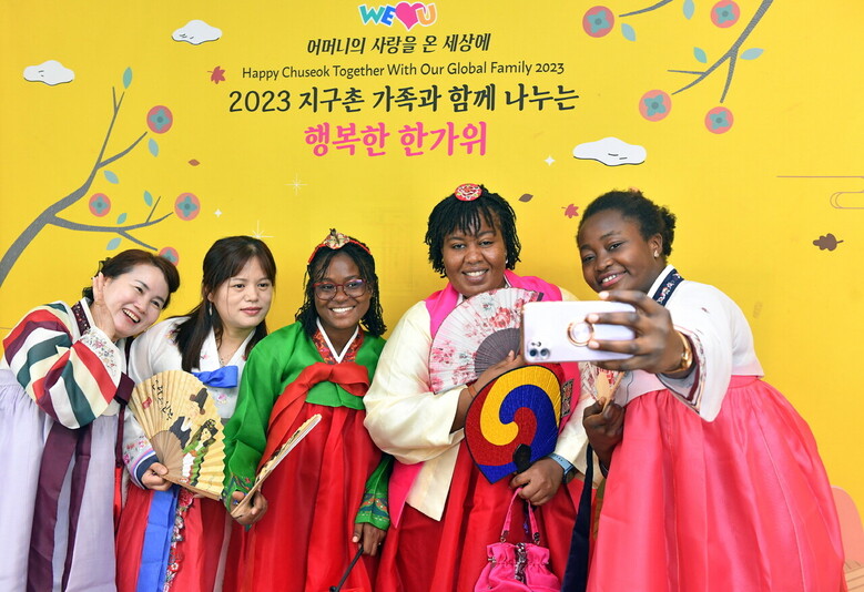 한복을 곱게 차려 입고 전통 부채와 가방으로 맵시를 낸 외국인들이 즐거운 추억을 남기고 있다.