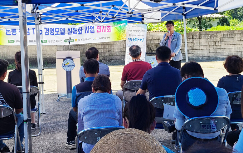  농작업 기계화로 노동력을 절감할 수 있는 논콩 전남 Top 경영모델 실용화 사업 연시회(전남농기원 제공)