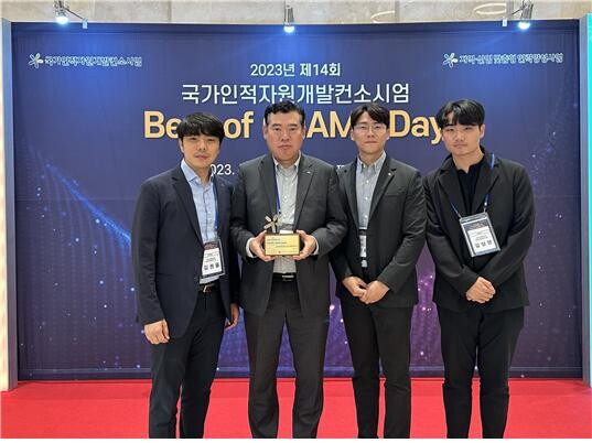 최환석 임업인종합연수원장(왼쪽에서 두 번째) 및 직원들이 기념촬영을 하고 있다.(산림조합중앙회 제공)