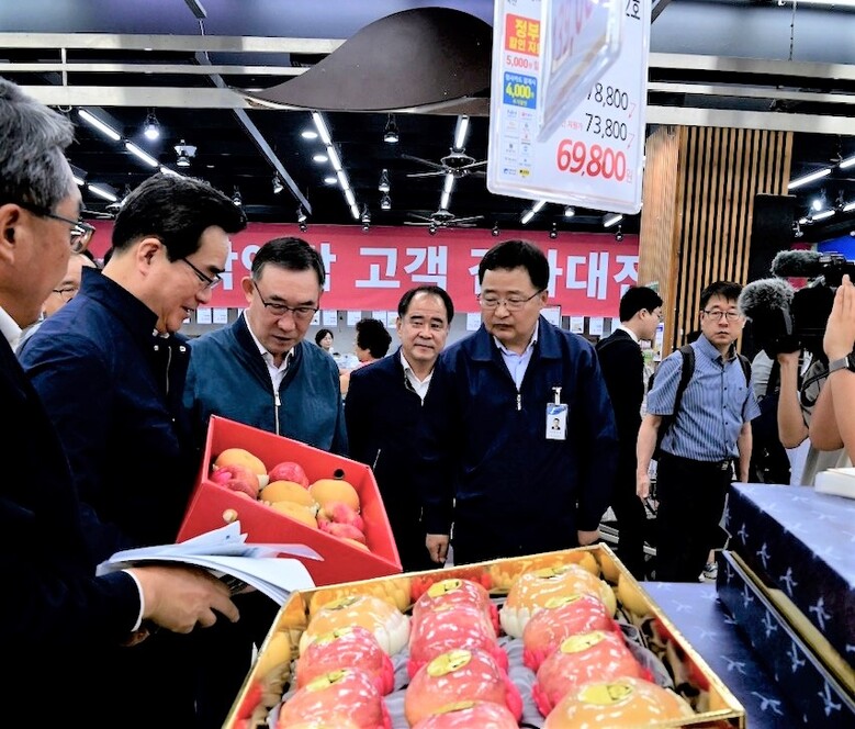 농협경제지주는 소비자 장바구니 부담 완화를 위해 전국 하나로마트에서 오는 28일까지 농축수산물 특판 행사를 실시한다. 정황근 농림축산식품부 장관(왼쪽 두 번째), 우성태 농협경제지주 농업경제대표이사(왼쪽 세 번째)가 하나로마트 창동점을 방문하여 사과·배 선물세트를 살펴보고 있다.(농협 제공)