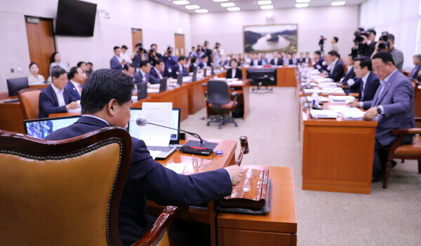 소병훈 농림축산식품해양수산위원장이 27일 오전 서울 여의도 국회에서 열린 농해수위 전체회의에서 의사봉을 두드리고 있다. [사진=국회 사무처 제공]