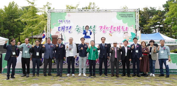 남성현 산림청장(왼쪽에서 여덟번째)이 23일 오전 대전 서구 한밭수목원 서원 잔디광장에서 열린 '제1회 대전 숲해설 경연대회'에 참석해 대전·충남숲해설가협회 관계자들과 기념촬영을 하고 있다.(산림청 제공)