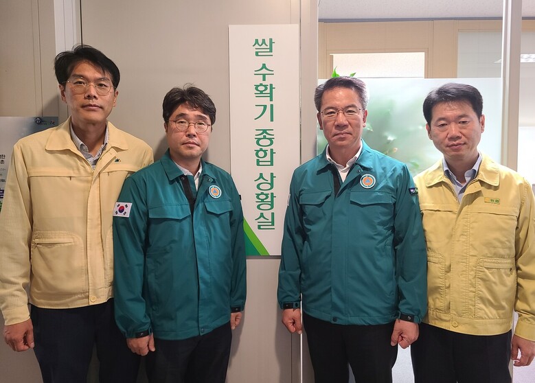 농협경제지주는 25일 '2023년 쌀 수확기 종합상황실'을 개소했다. 현판식에 참석한 박서홍 식품가공본부장(왼쪽 3번째), 허용준 양곡사업부장(왼쪽 2번째)를 비롯한 관계자들이 기념사진을 찍고 있다.(농협 제공)