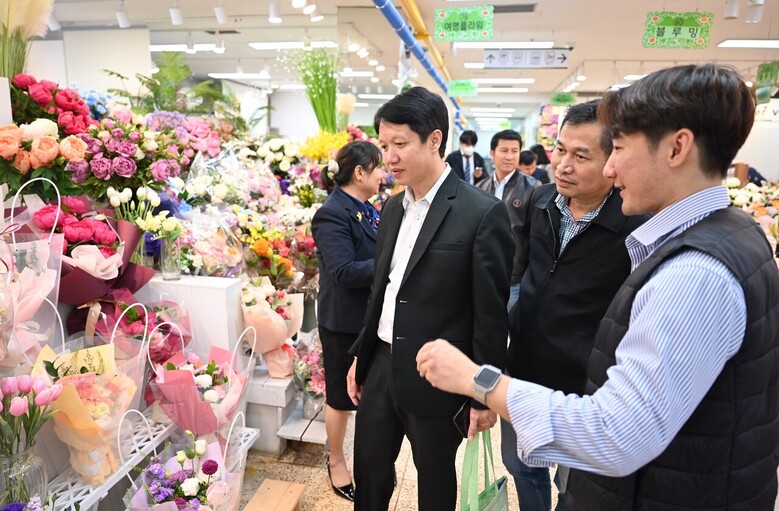 라오스 중앙은행 대표단 화훼공판장 견학 현장 사진