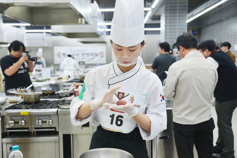 지난 14일 안산 한국호텔관광실용전문학교에서 열린 한우자조금이 주최·주관한 ‘2023년 제6회 한우요리 경연대회’에 참가한 학생이 기본 등급 한우 암소 등심과 설도 부위를 활용한 요리를 만들고 있다. 이번 대회는 전 세계의 다양한 조리법을 적용하여 기본 등급 한우 암소 등심과 설도 부위의 새로운 활용 가능성을 발굴하고자 개최됐다. (사진=한우자조금 제공)