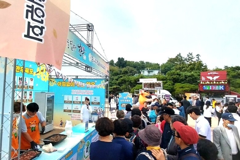 제8회 남산 한국의 맛 축제에 참여해 외국인을 비롯한 축제 참가자들에게 우리 한우의 맛을 선보이고 있다.(한우자조금관리위원회 제공)