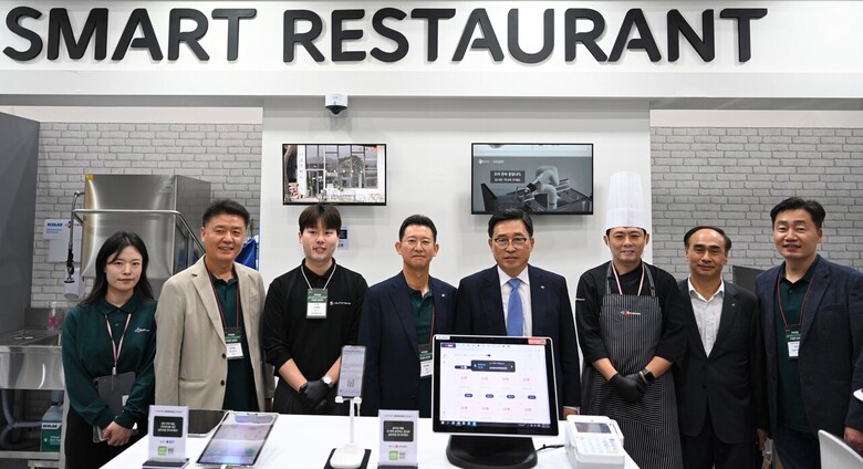 한국농수산식품유통공사 김춘진 사장(우측4번째), 정성필 CJ프레시웨이 대표(좌측4번째)
