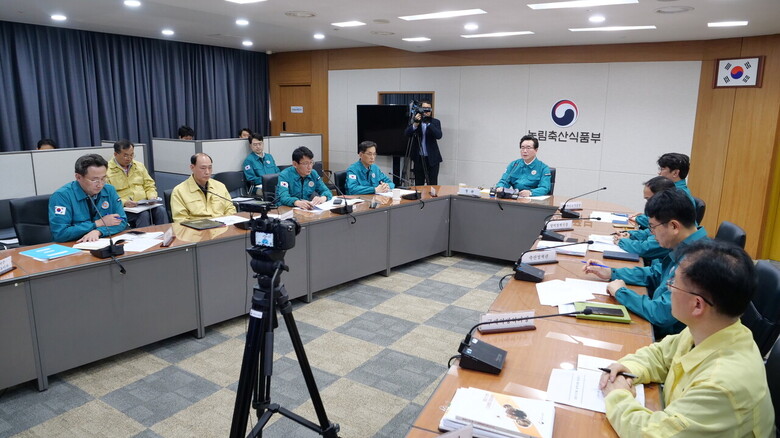 정황근 럼피스킨병 중앙사고수습본부장(농림축산식품부장관)이 회의를 주재하고 있다.