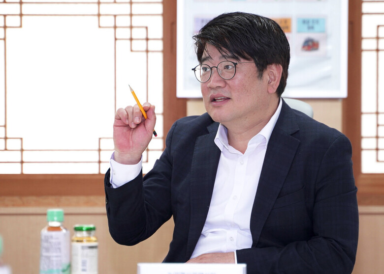 농림축산식품부 권재한 농업혁신정책실장이 가공식품 물가안정 점검을 위해 CJ제일제당 인천공장을 방문해 기업 애로사항을 청취하고 있다. 