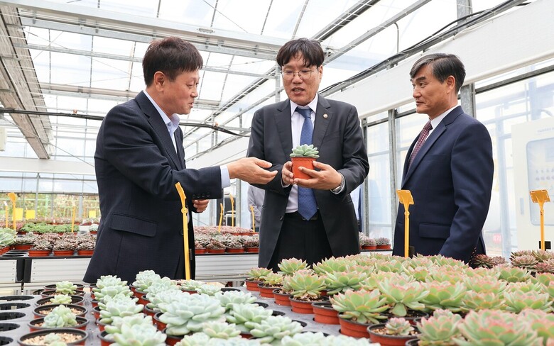 조재호 농촌진흥청장 경기도농업기술원 선인장다육식물연구소 방문(농진청 제공)