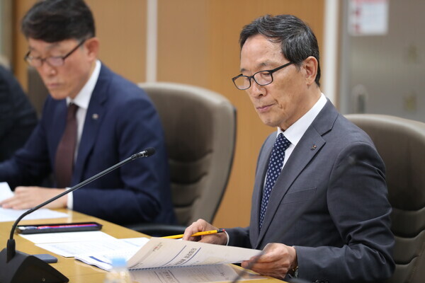 한국농어촌공사 이병호 사장이 25일 국정과제 추진실적 점검회의에서 자료를 살펴보고 있다.