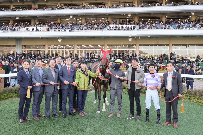 안병우 농협 축산경제대표이사(왼쪽부터 앞줄 네번째, 붉은 넥타이 착용)가 경주 우승마와 기념 촬영을 하고 있다(농협 제공)