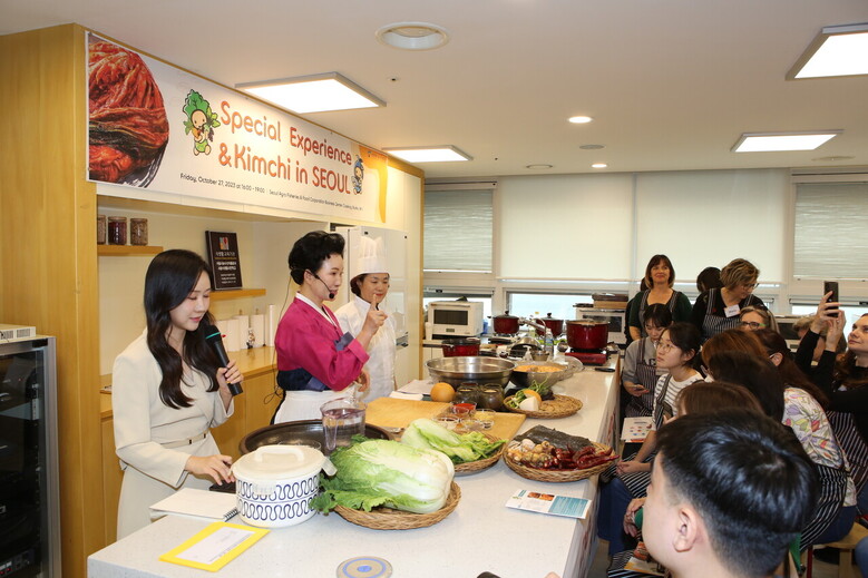 외국인김치체험 (서울시농수산식품공사 제공)