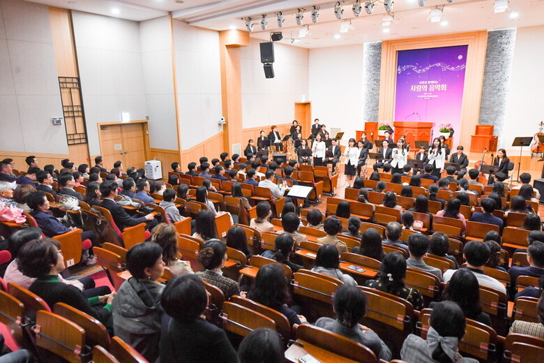 음악회 대미를 장식한 중창단의 공연에 관객들이 집중하고 있다. 여성 4중창의 아름다운 하모니가 관객들의 마음을 울렸다.