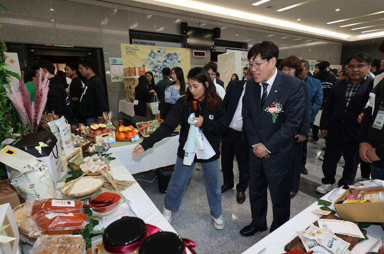 조재호 농촌진흥청장은 1일 전북혁신도시 농촌진흥청 일원에서 열린 '제50회 한국 4-에이치(H) 중앙경진대회' 개회식에서 도별 우수 농산물 홍보 전시관를 관람하고 있다. (농촌진흥청 제공)