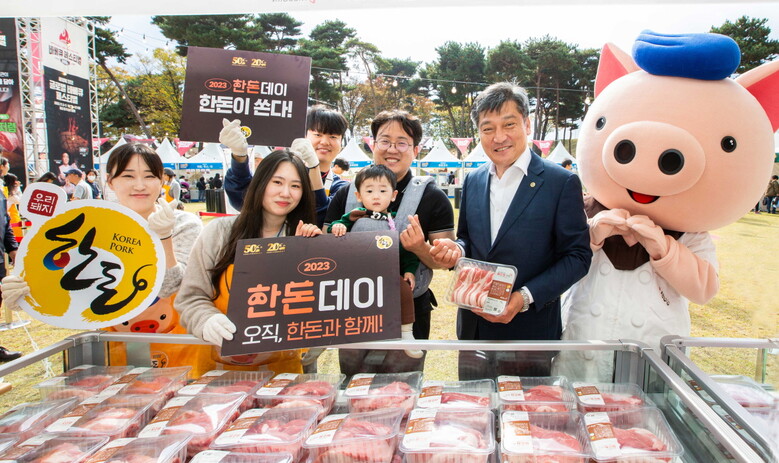 방문객들이 한돈 삼겹살 및 앞다리살을 구매하고 있다. (한돈자조금 제공)