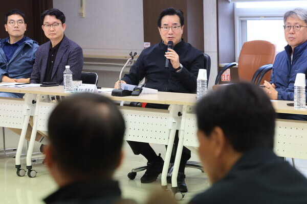 김장재료 수급안정대책 추진현황 간담회에 정황근 장관이 참석하여 발언하고 있다.