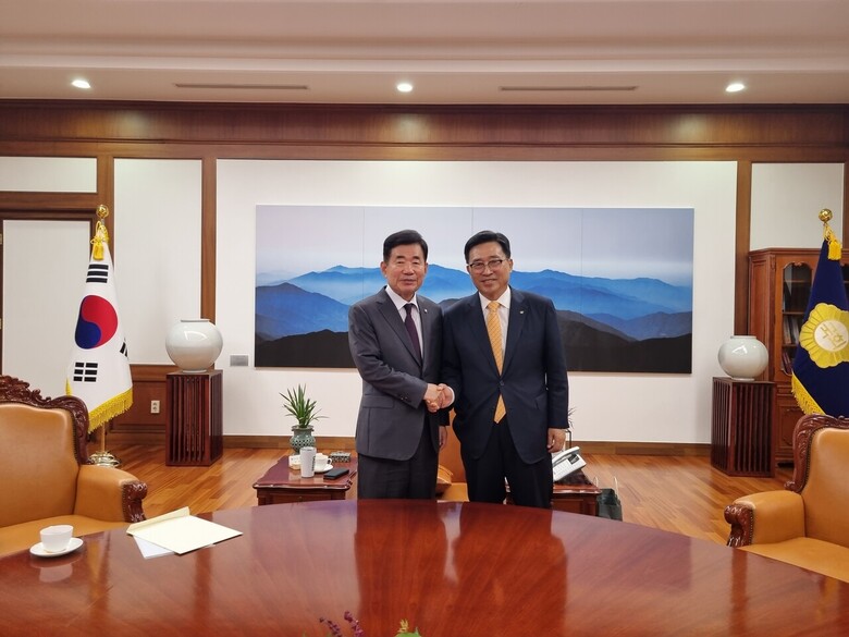 김진표 국회의장(좌측), 한국농수산식품유통공사 김춘진 사장(우측)
