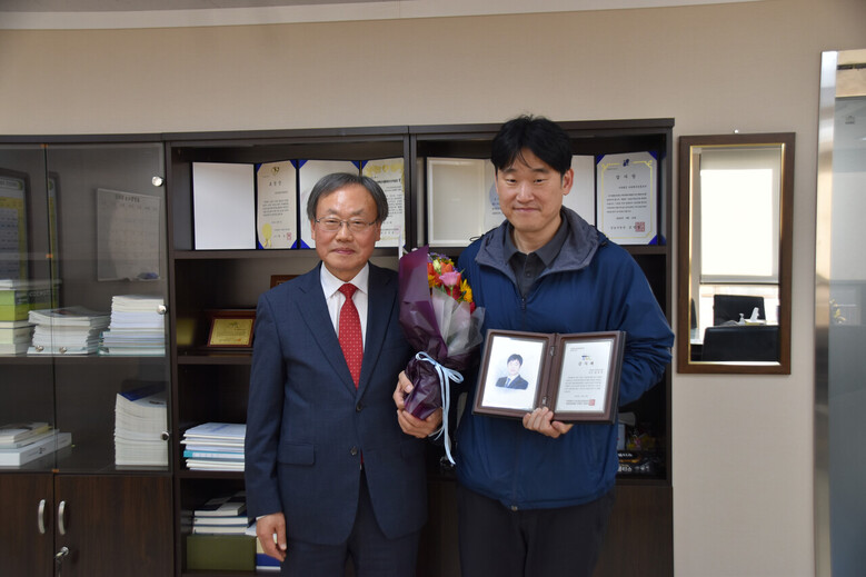 이달의 나눔축산인 상에 서울경기양돈농협 김 성익 점장을 선발하여 나눔축산운동본부에서 감사패를 전달(나눔축산운동본부 제공)