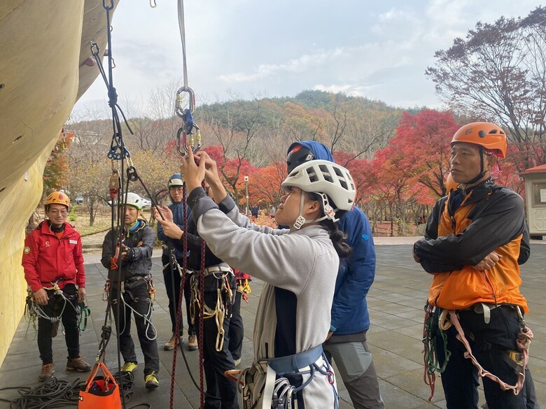 한국등산·트레킹지원센터 국립등산학교는 민간산악구조대 대상 숲길 안전사고 예방교육을 운영 중이다.(국립등산학교 제공)