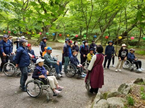  숲해설 강의를 듣고 있는 장애인들(한국산악회 제공)
