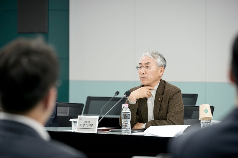 농협금융은 9일, 중구 소재 본사에서 그룹 ESG경영 협의체인 '사회적가치 및 녹색금융 협의회'를 개최했다. 이석준 농협금융 회장이 회의를 주재하고 있다.(농협금융 제공)
