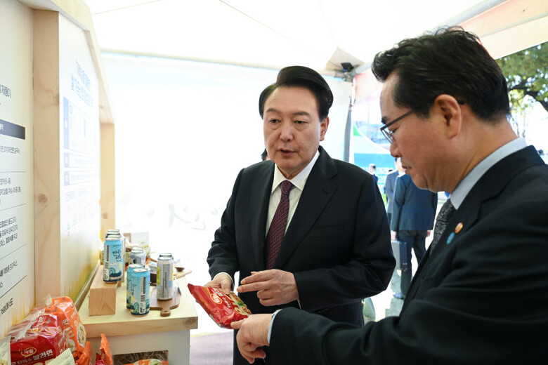 쌀홍보관에서 가루쌀로 만든 제품을 살펴보는 윤석열 대통령 (대통령실 기자단 제공)
