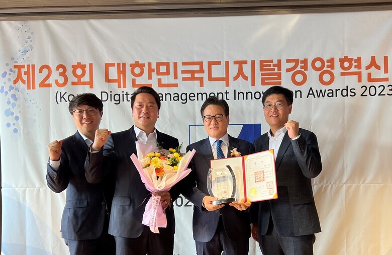 15일 충무로 스테이락호텔에서 개최된 '제23회 대한민국디지털경영혁신대상'에서 이재식 농협중앙회 부회장(오른쪽에서 두번째)이 국회의장상을 수상하고 기념촬영하고 있다.(농협 제공)
