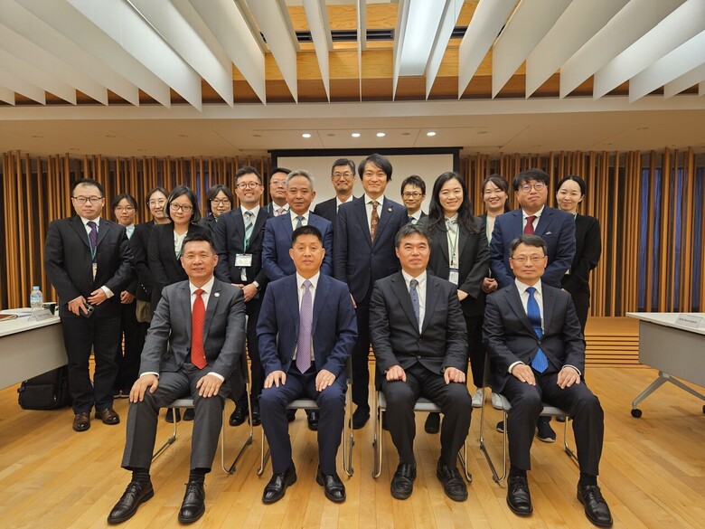 15일 도쿄에서 열린 제6차 한·일·중 산림분야 국장급회의에서 한(앞줄 오른쪽 첫번째-박은식 국제산림협력관)·일(오른쪽 두번째-나가사키아 케이테 임야청 사유림국장)·중(왼쪽 두번째-쒸 치앙씽 국가임업초원국 국제협력부국장) 3국 수석대표와 관계자들이 기념촬영하고 있다.(산림청 제공)