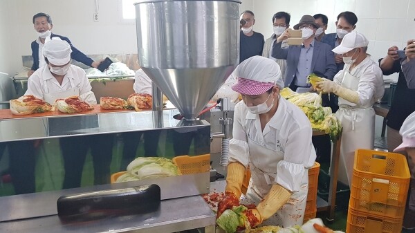 김치 양념 속 넣기 자동화 장치 시연회