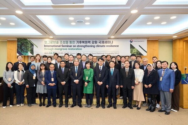 맹그로브숲 조성을 통한 기후복원력 강화 국제세미나 참석자 기념촬영(산림청 제공)
