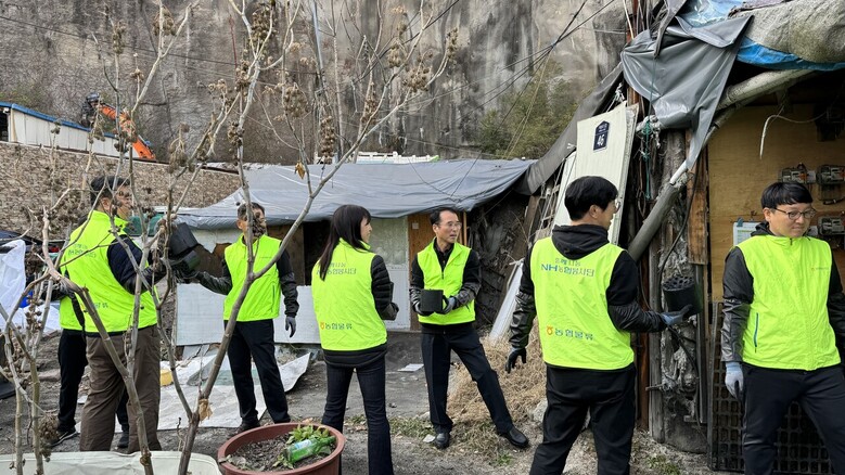 농협경제지주 계열사인 농협물류는 지난 22일 서울시 종로구 관내 취약계층 가구를 직접 방문하여 사랑의 연탄 나눔 활동을 전개했다.(농협 제공)